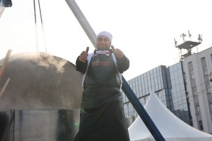 В Хабаровске на центральной площади накормили ухой 15 тысяч человек в честь Дня народного единства 